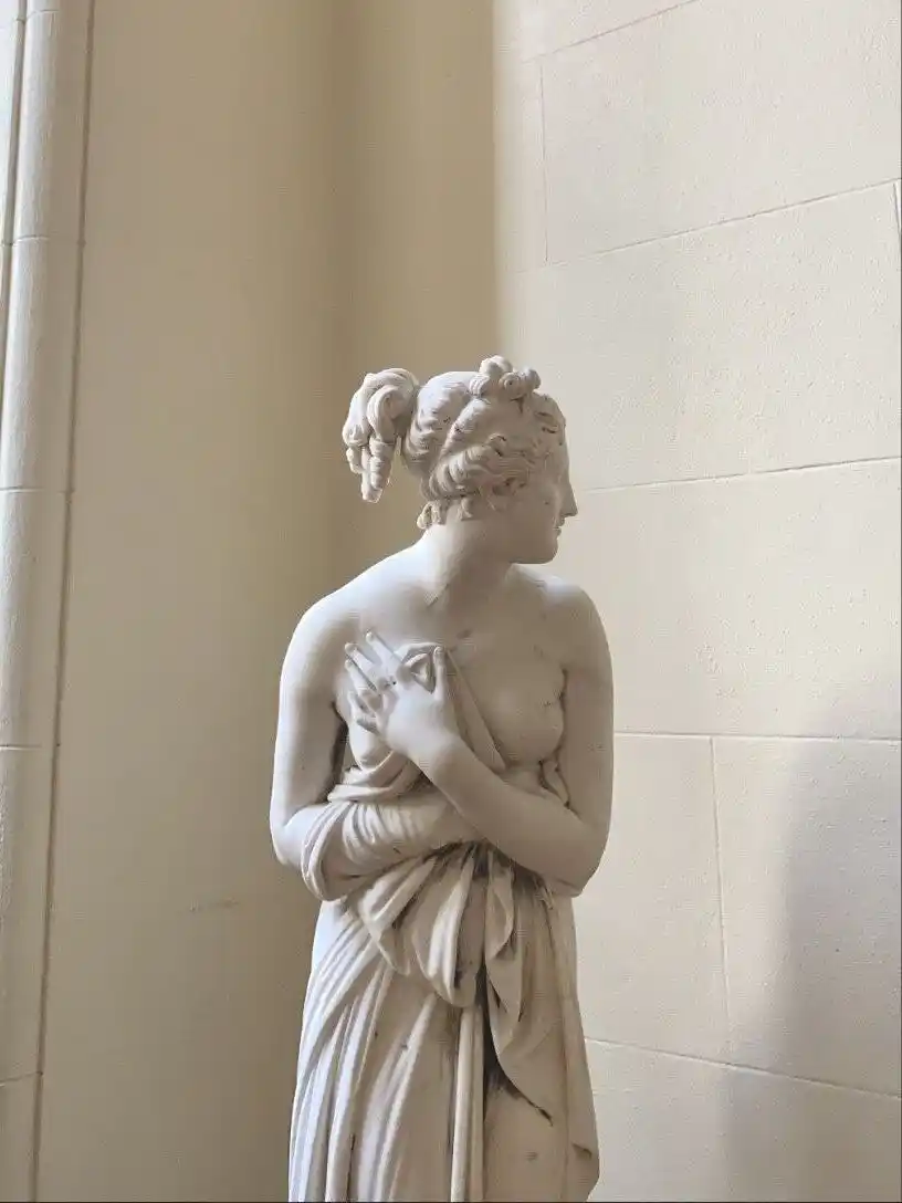 Escultura clássica em mármore